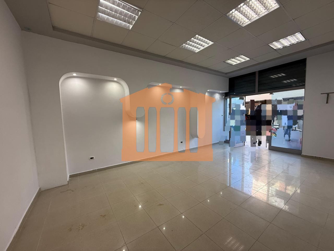 AMBIENT BIZNESI TEK PALLATI I SPORTIT, DURRES PER QIRA!