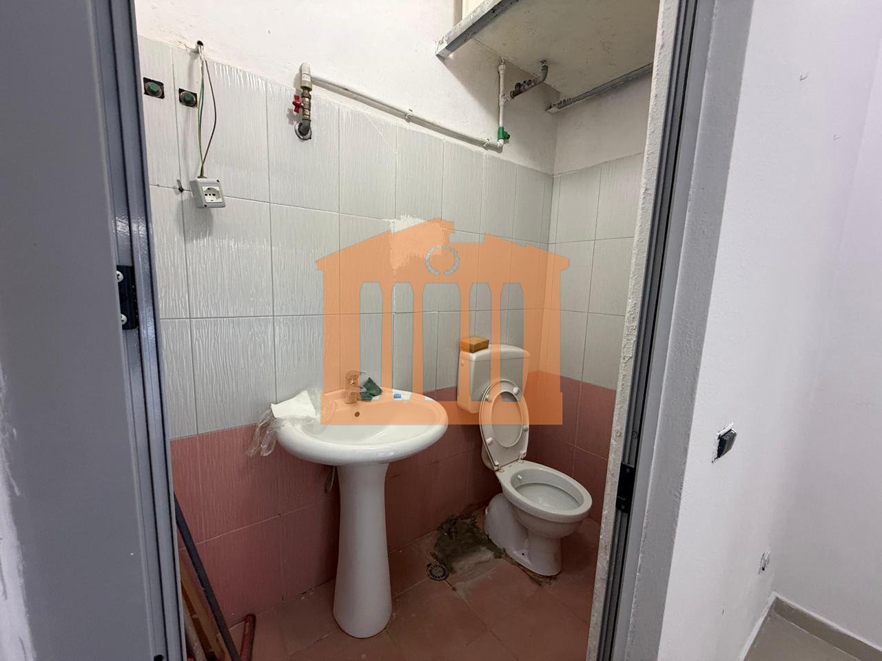 AMBIENT BIZNESI TEK PALLATI I SPORTIT, DURRES PER QIRA!