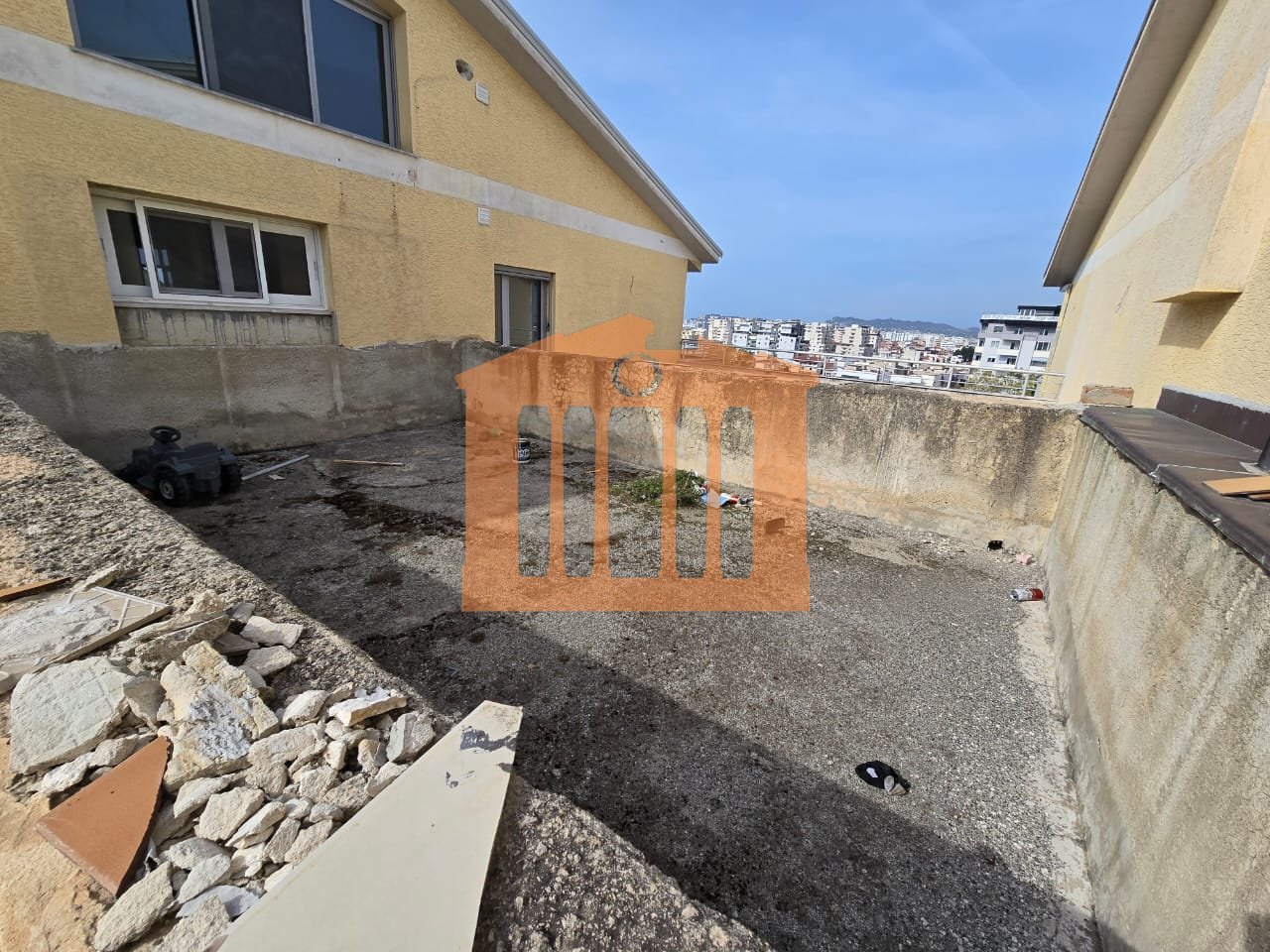 PAPAFINGO 3+1+2 WITH GARAGE FOR SALE!