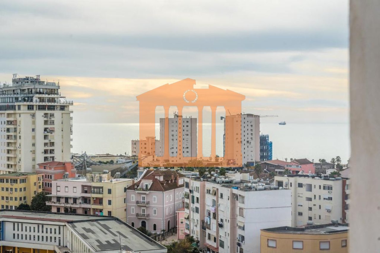APARTAMENT LUKSOZ NE QENDER DURRES, PER QIRA!