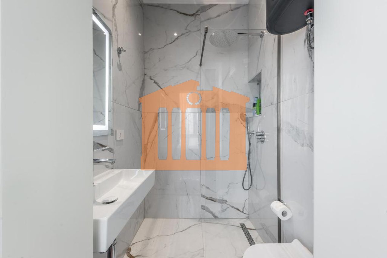 APARTAMENT LUKSOZ NE QENDER DURRES, PER QIRA!