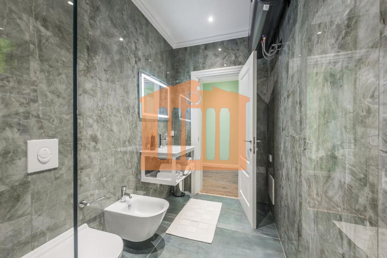 APARTAMENT LUKSOZ NE QENDER TE DURRESIT, PER QIRA!