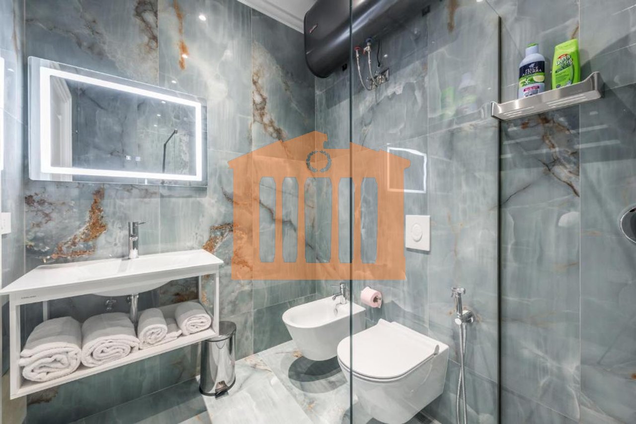 APARTAMENT LUKSOZ NE QENDER TE DURRESIT, PER QIRA!