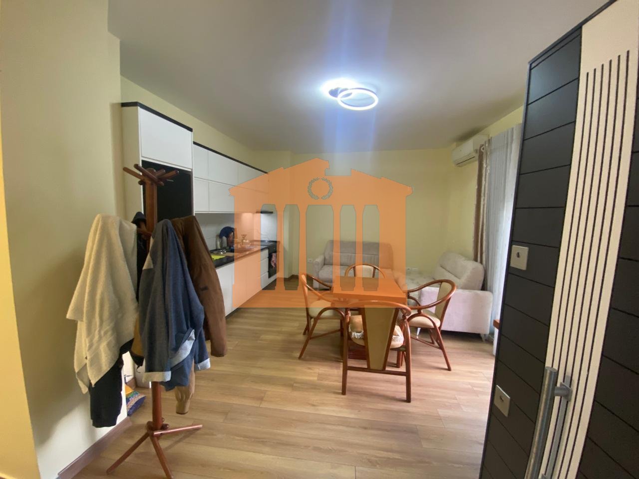 APARTAMENT 1+1+ POST PARKIMI PRANE SPITALIT -DURRES, PER SHITJE!