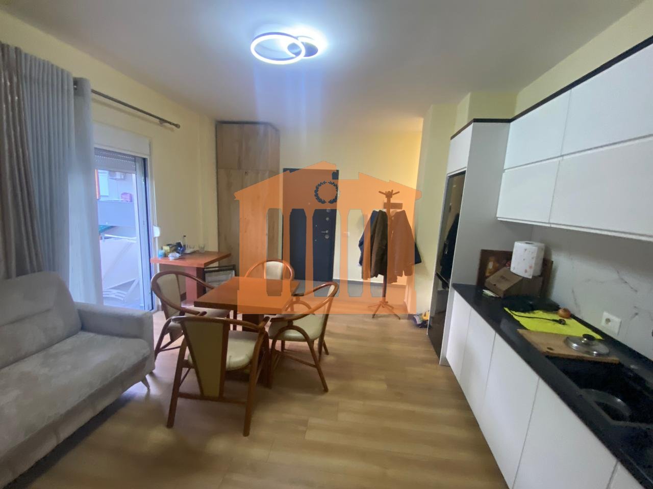 APARTAMENT 1+1+ POST PARKIMI PRANE SPITALIT -DURRES, PER SHITJE!
