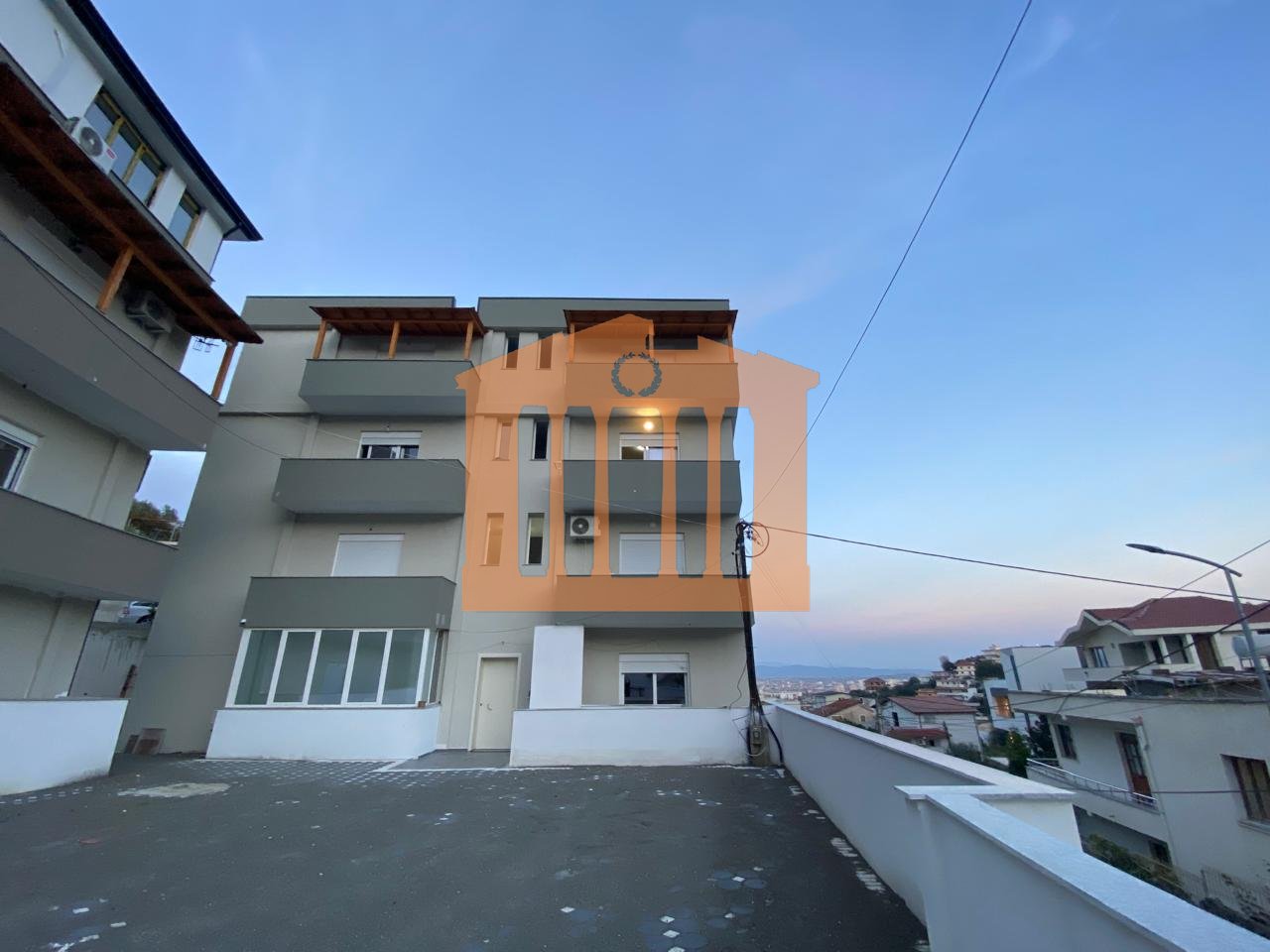 APARTAMENT 1+1+ POST PARKIMI PRANE SPITALIT -DURRES, PER SHITJE!