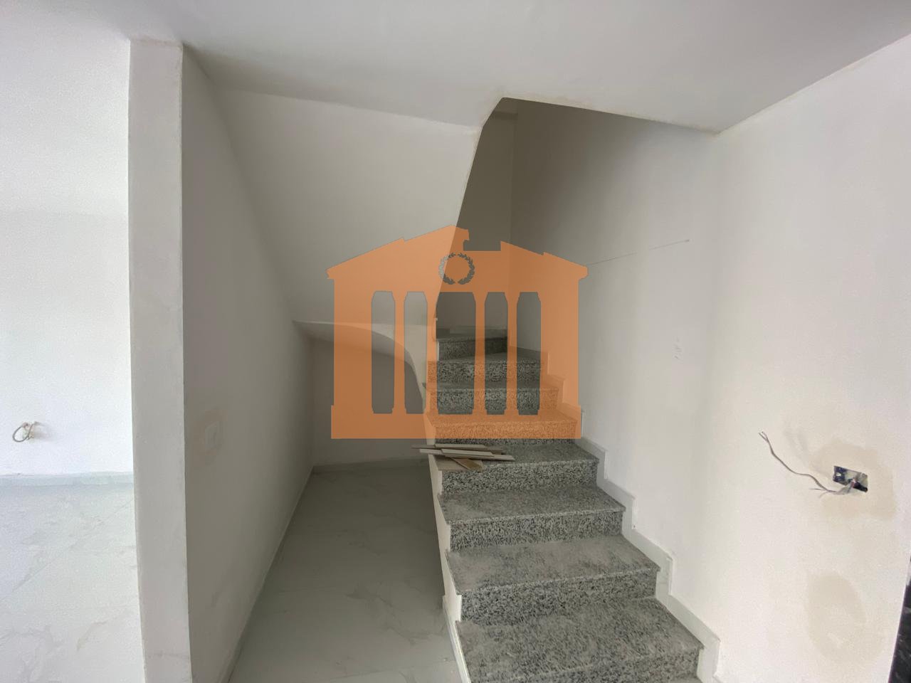 DUPLEX NE GOLEM, PER SHITJE!