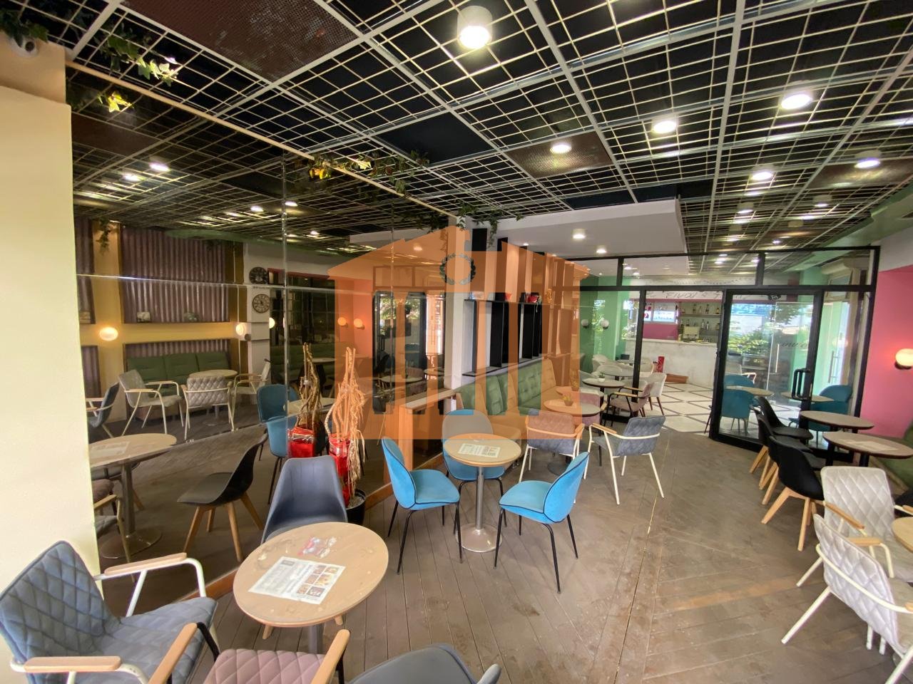 AMBIENTE COMMERCIALE VICINO A KAZAZ, IN VENDITA!