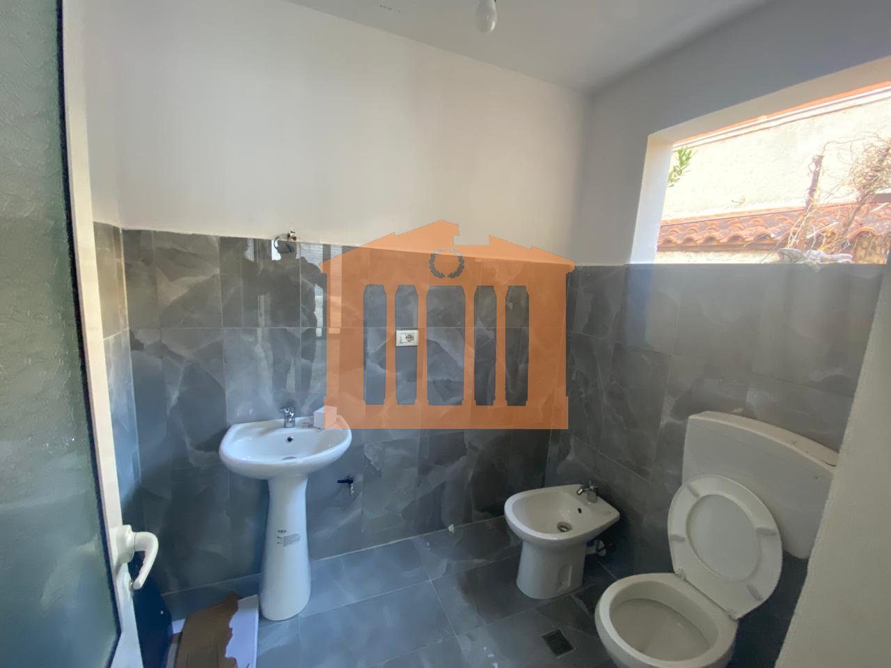 SHTEPI PRIVATE+AMBIENT BIZNESI NE QENDER DURRES, PER SHITJE!