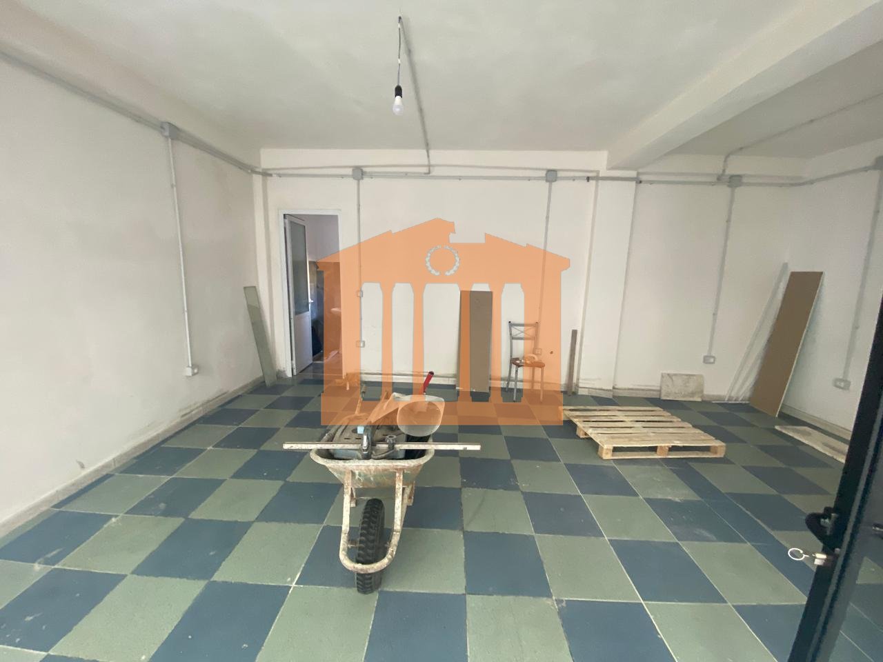 LOCALE COMMERCIALE IN CENTRO - DURAZZO, IN AFFITTO!