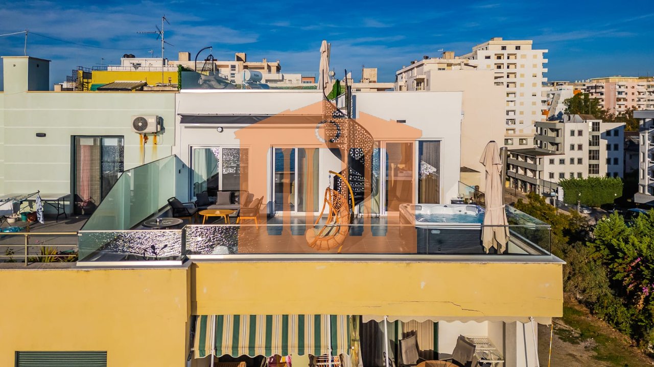 SUPER PAPAFINGO ME PAMJE DETI VIJE E PARE NE PLAZH PER SHITJE !