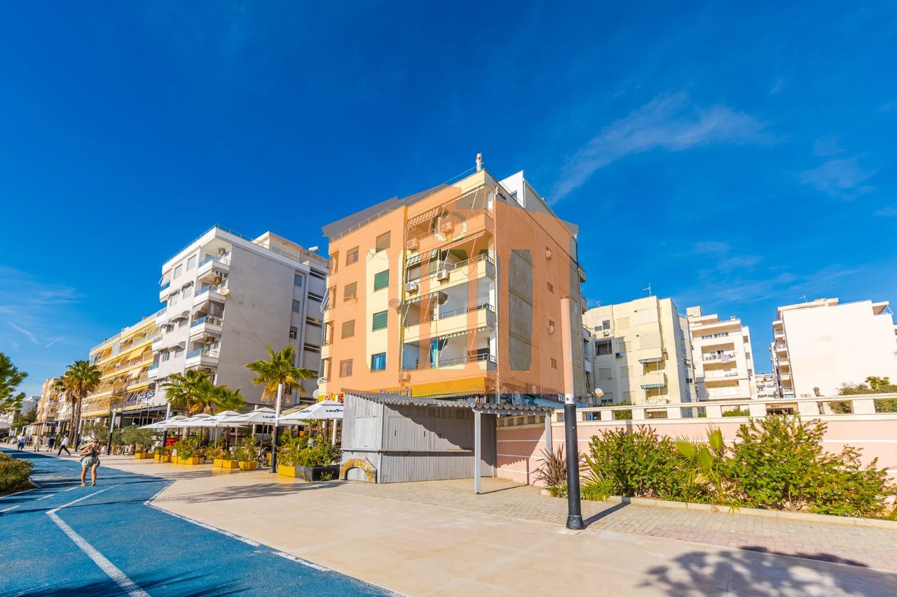 SUPER PAPAFINGO ME PAMJE DETI VIJE E PARE NE PLAZH PER SHITJE !