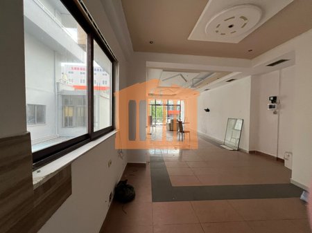 AMBIENT BIZNESI TE TREGU INDUSTRIAL DURRES, PER QIRA!