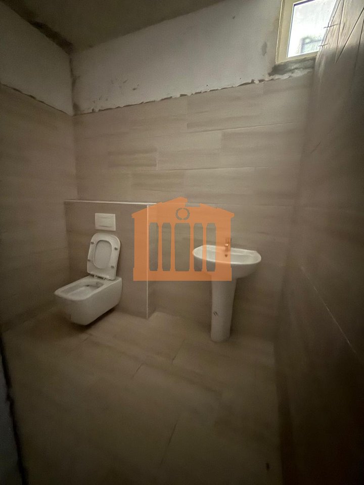 LOCALE COMMERCIALE SULLA SPIAGGIA DI DURAZZO, IN AFFITTO!