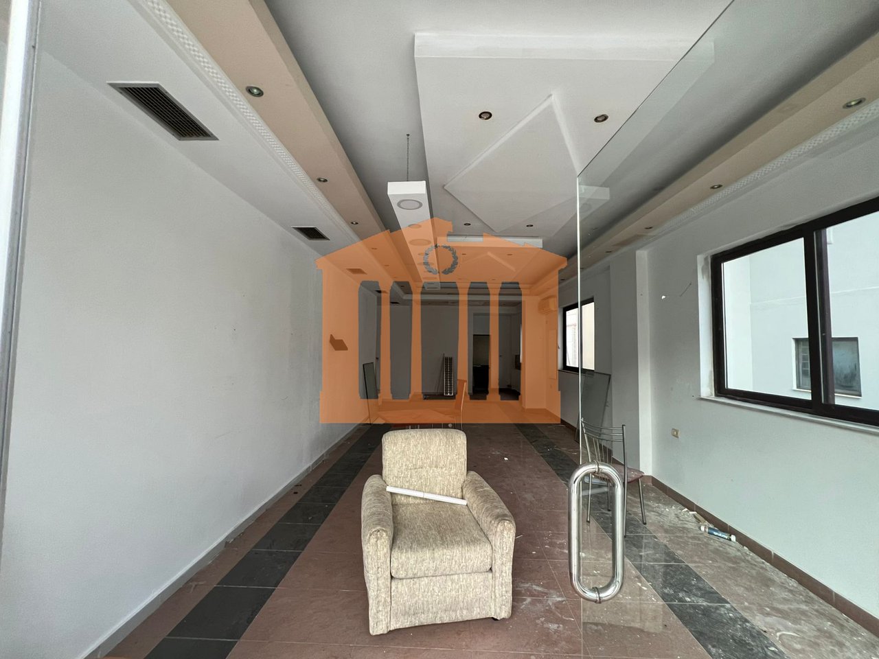 AMBIENT BIZNESI TE TREGU INDUSTRIAL DURRES, PER QIRA!