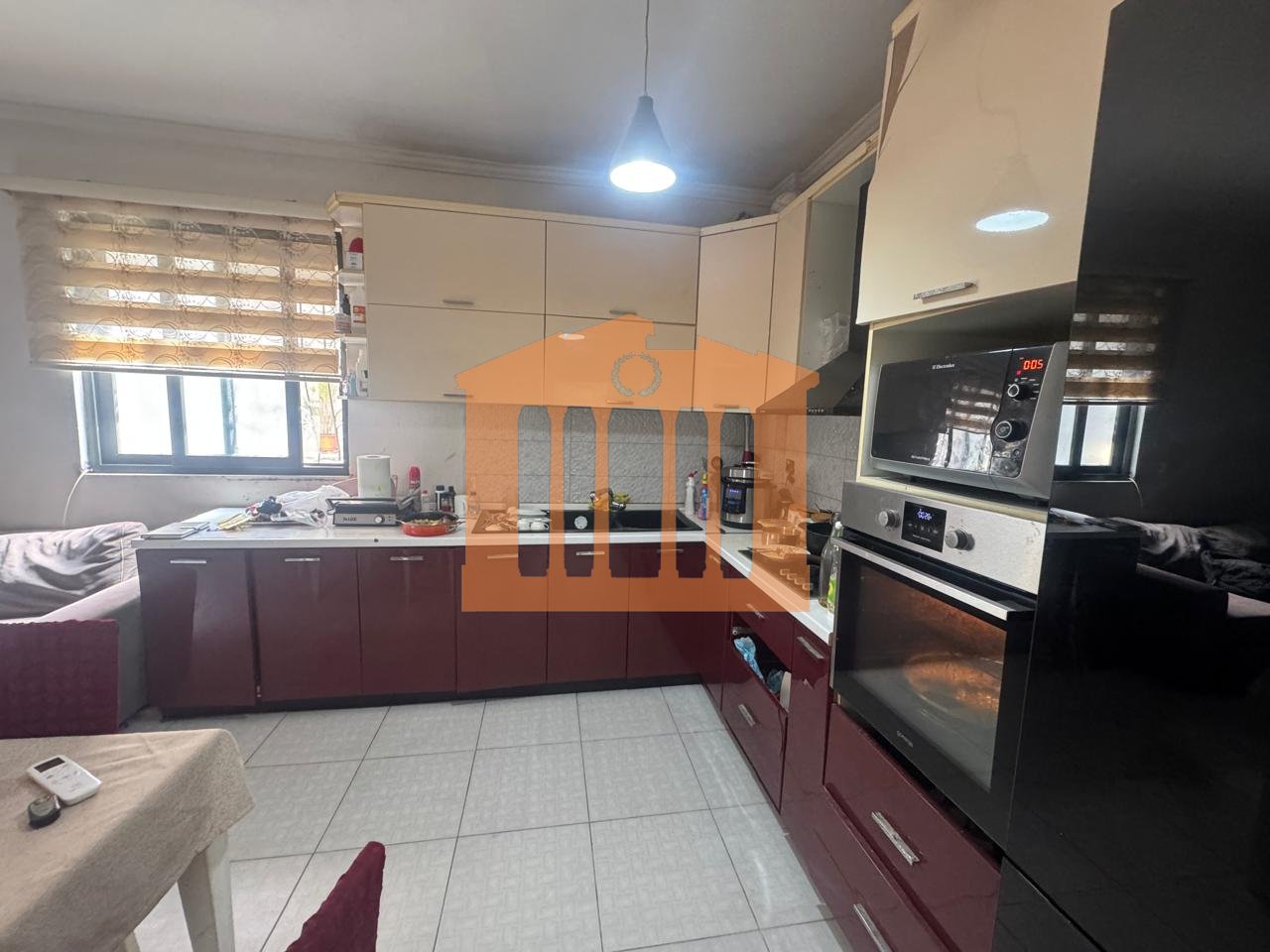 LOCALE COMMERCIALE VICINO AL MUSEO DEI MARTIRI, DURAZZO IN VENDITA!