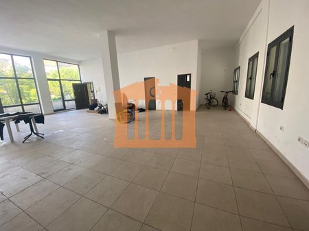 LOCALE COMMERCIALE VICINO ALL'OSPEDALE - DURAZZO, IN AFFITTO!