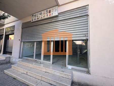 LOCALE COMMERCIALE VICINO ALLA PALESTRA, DURAZZO IN AFFITTO!