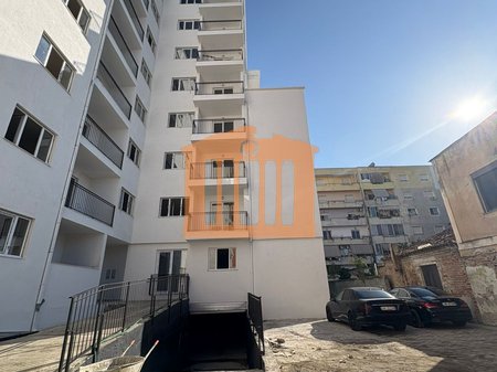 APARTAMENT 1+1  PRANE QENDRES NE KAVAJE, PER SHITJE!