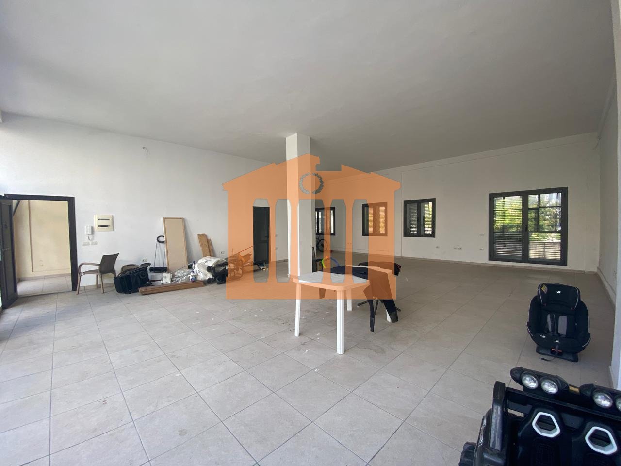 LOCALE COMMERCIALE VICINO ALL'OSPEDALE - DURAZZO, IN AFFITTO!