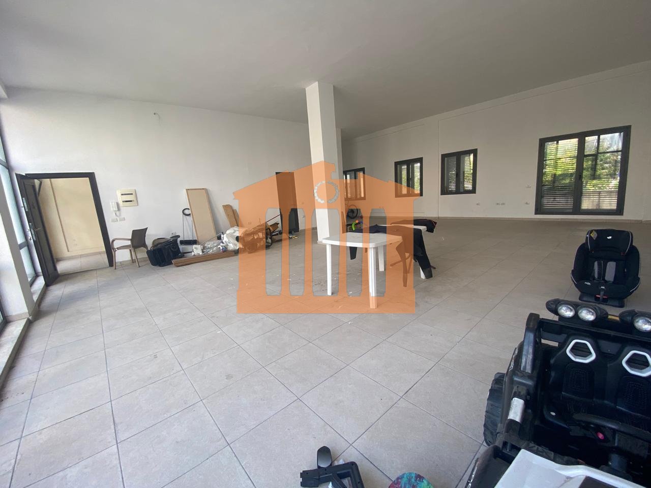 LOCALE COMMERCIALE VICINO ALL'OSPEDALE - DURAZZO, IN AFFITTO!