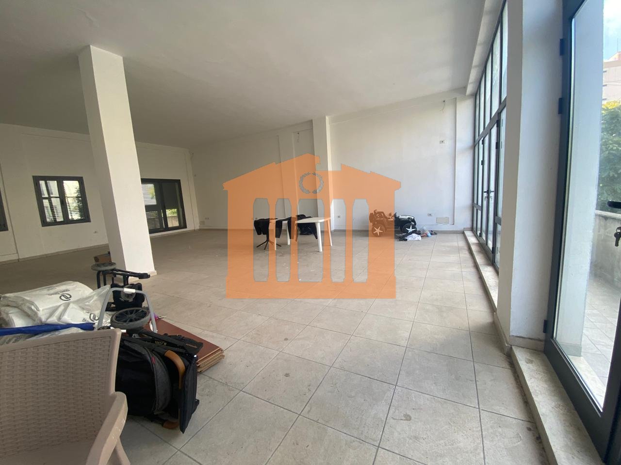 LOCALE COMMERCIALE VICINO ALL'OSPEDALE - DURAZZO, IN AFFITTO!