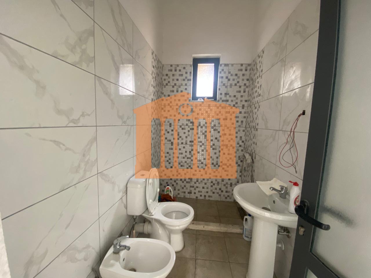 LOCALE COMMERCIALE VICINO ALL'OSPEDALE - DURAZZO, IN AFFITTO!