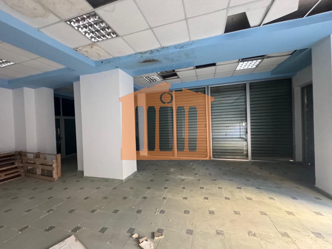 LOCALE COMMERCIALE VICINO ALLA PALESTRA, DURAZZO IN AFFITTO!