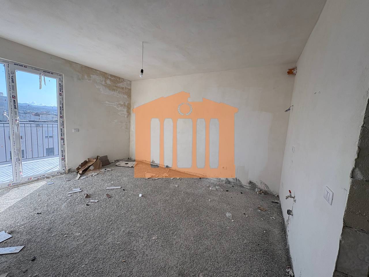 APARTMENT 1+1 NEAR THE CENTER IN KAVAJE, FOR SALE!