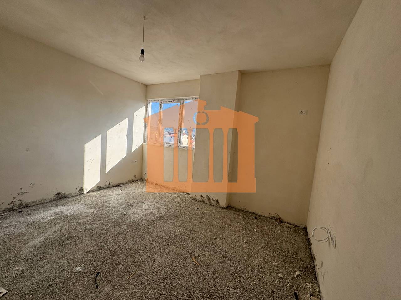 APARTMENT 1+1 NEAR THE CENTER IN KAVAJE, FOR SALE!