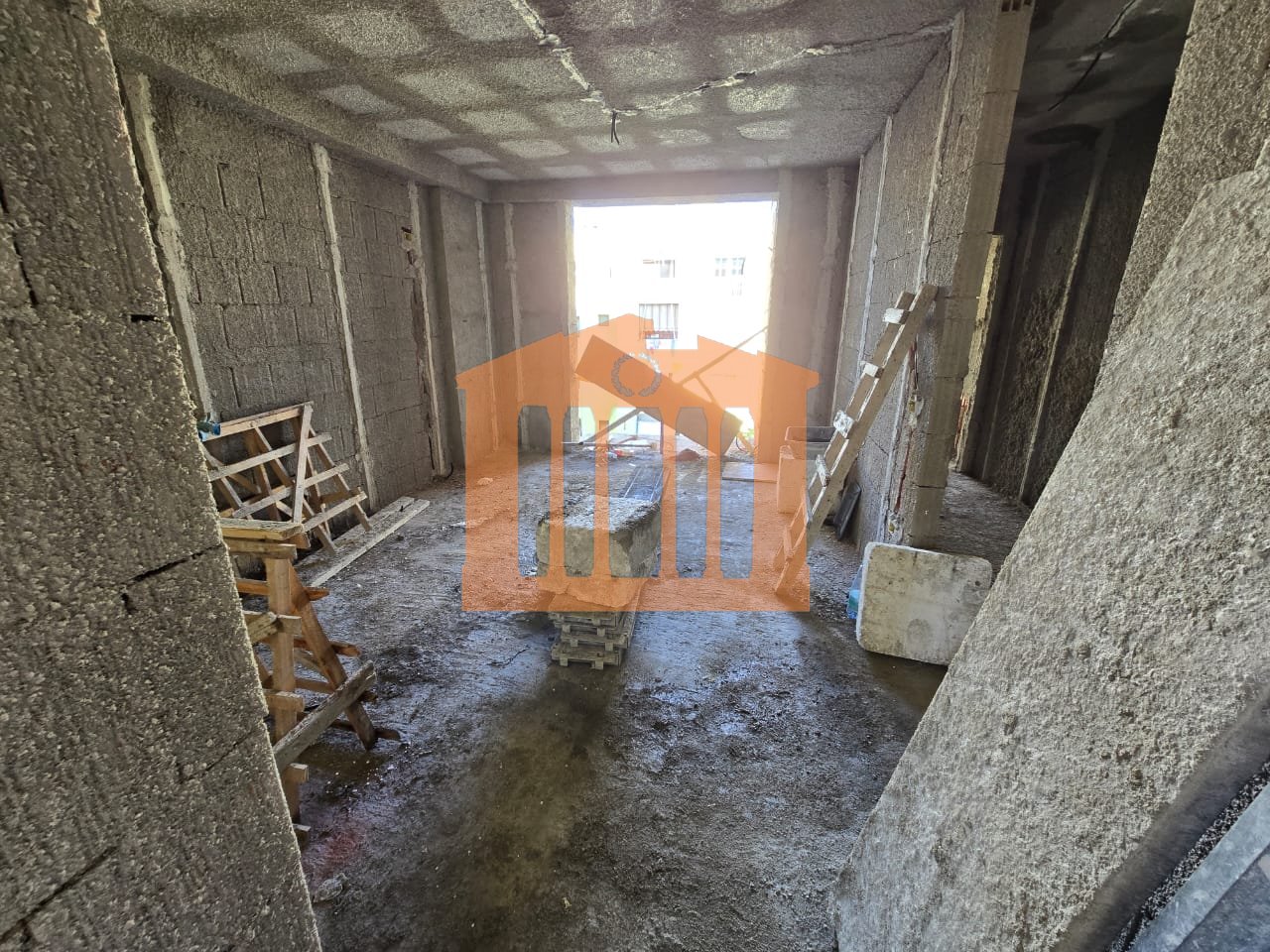 APARTAMENT 1+1 PRANE SPITALIT DURRES, PER SHITJE!