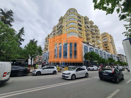 AMBIENT KOMERCIAL TEK PALLATI I SPORTIT DURRES, PER QIRA!