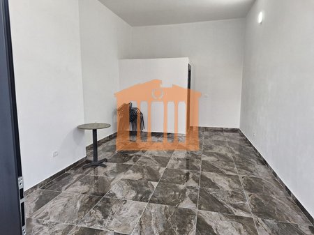 AMBIENT BIZNESI  TE KRYQI KUQ DURRES,PER QIRA!