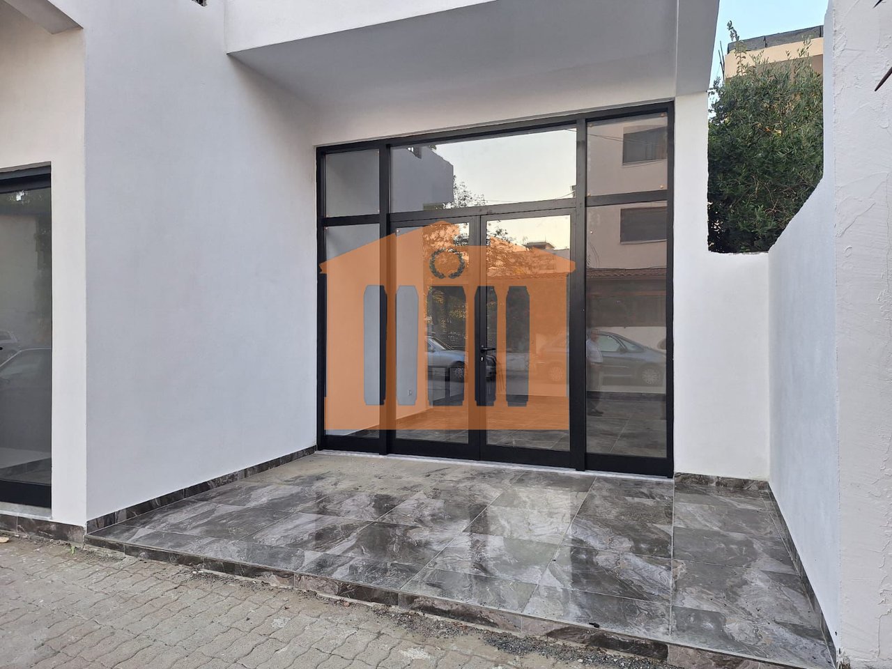 AMBIENT BIZNESI  TE KRYQI KUQ DURRES,PER QIRA!