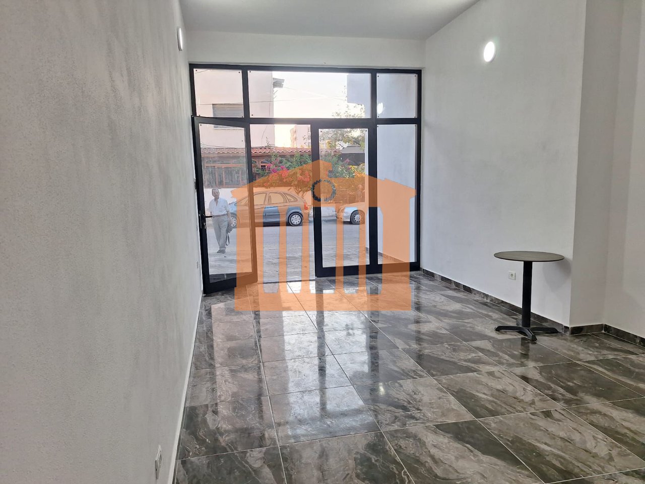 AMBIENT BIZNESI  TE KRYQI KUQ DURRES,PER QIRA!