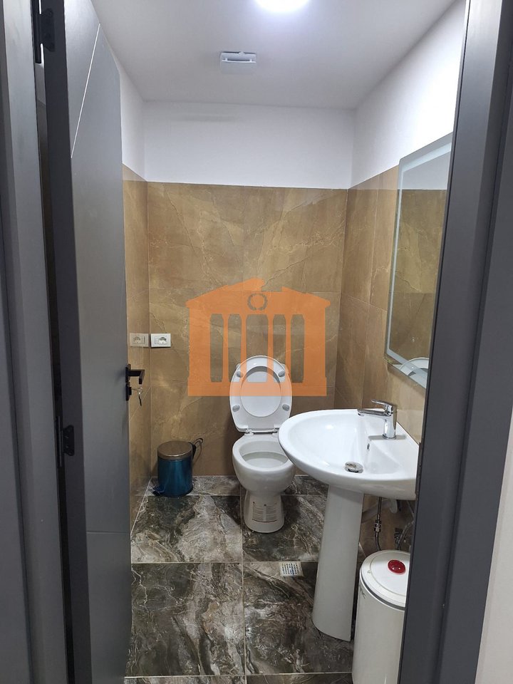 AMBIENT BIZNESI  TE KRYQI KUQ DURRES,PER QIRA!