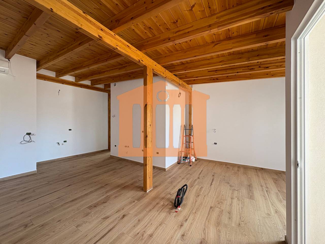 AMBIENT BIZNESI PRANE BASHKISE, DURRES PER QIRA !