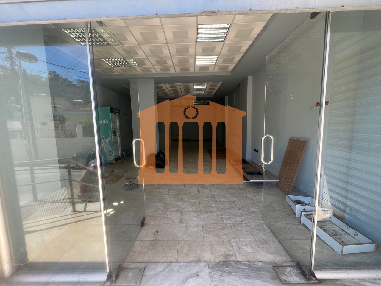 AMBIENTE COMMERCIALE IN CENTRO - DURAZZO, IN AFFITTO!