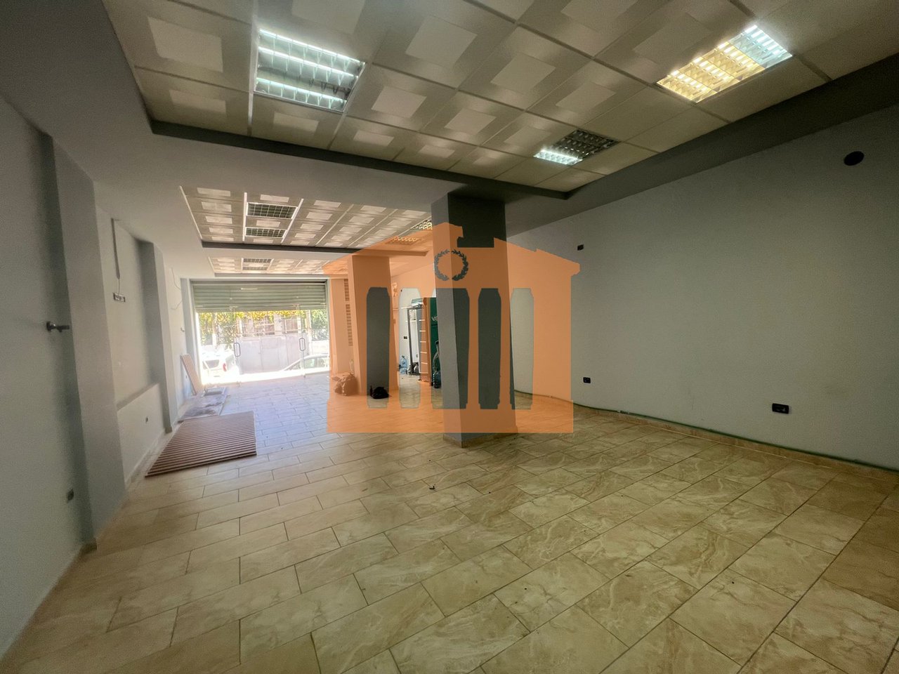 AMBIENTE COMMERCIALE IN CENTRO - DURAZZO, IN AFFITTO!