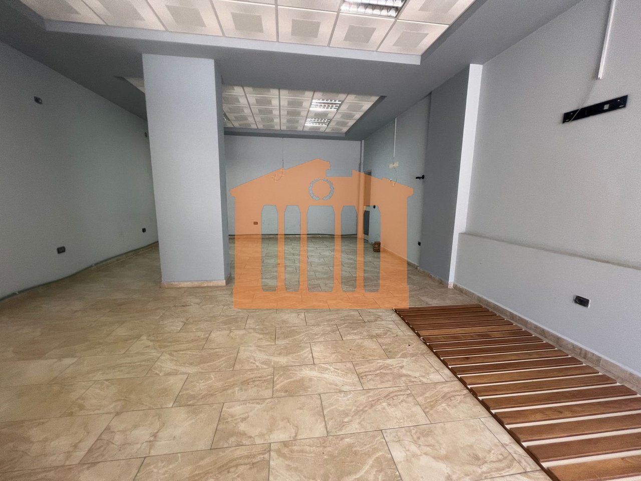 AMBIENTE COMMERCIALE IN CENTRO - DURAZZO, IN AFFITTO!