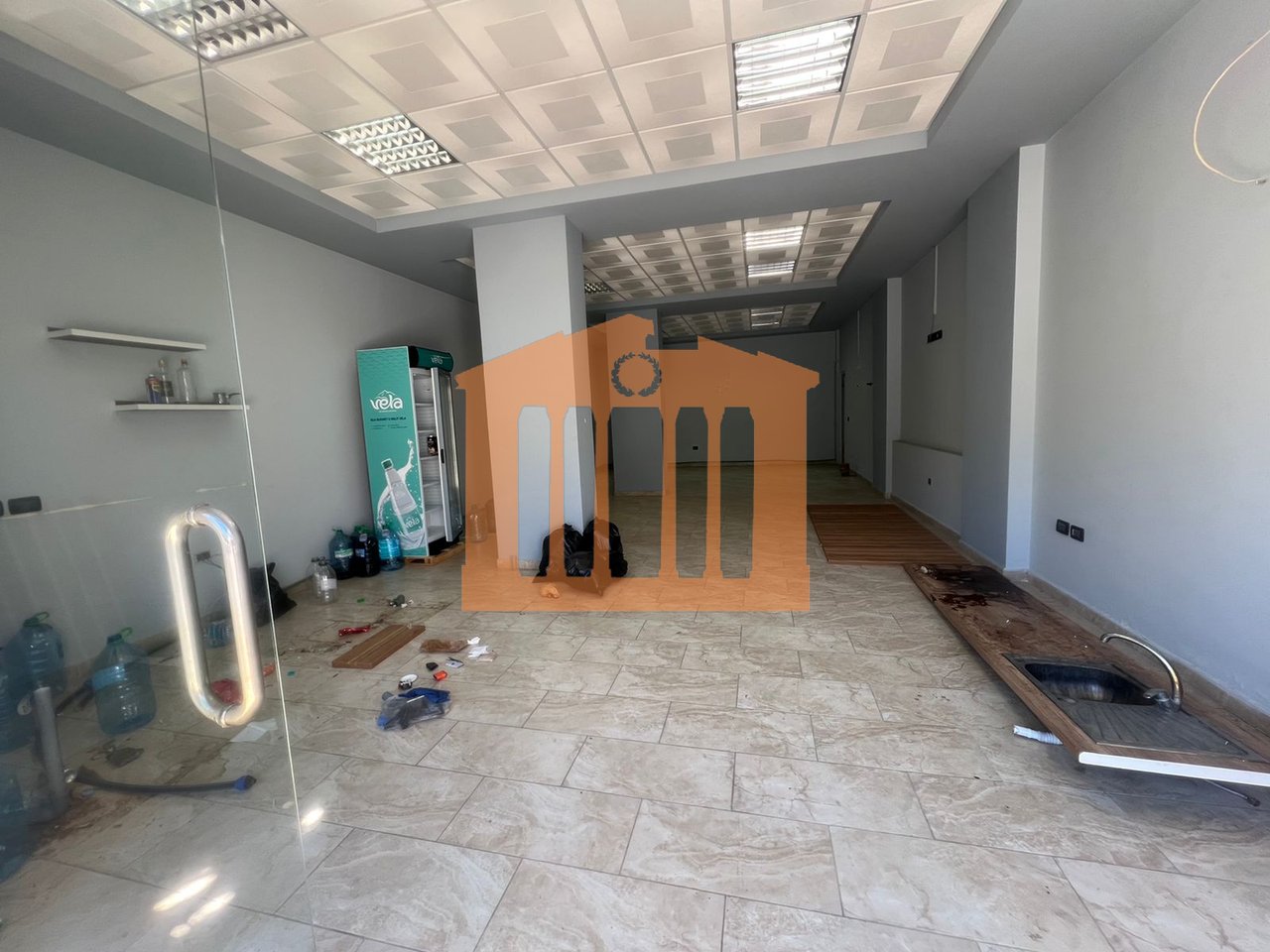 AMBIENTE COMMERCIALE IN CENTRO - DURAZZO, IN AFFITTO!