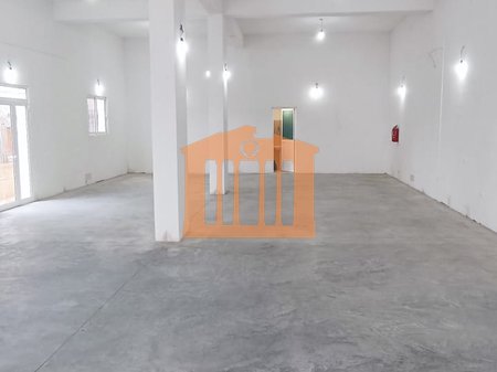 AMBIENT BIZNESI NE HYRJE TE DURRESIT, PER QIRA !