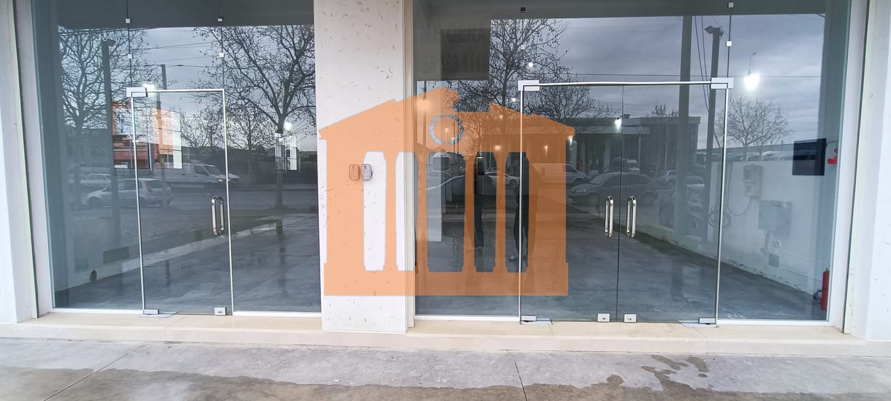 AMBIENT BIZNESI NE HYRJE TE DURRESIT, PER QIRA !