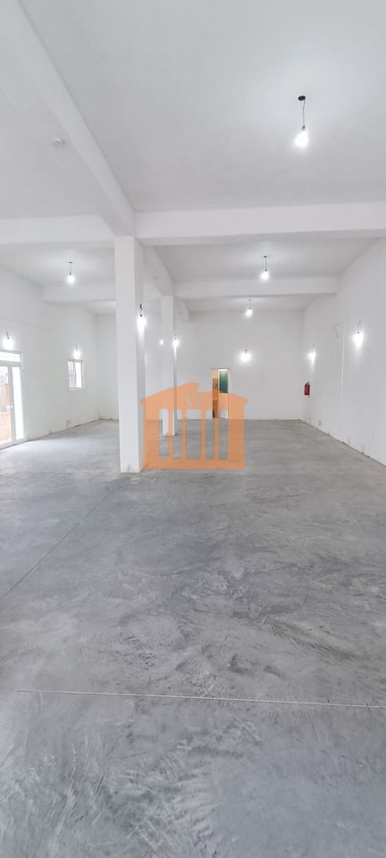 AMBIENT BIZNESI NE HYRJE TE DURRESIT, PER QIRA !