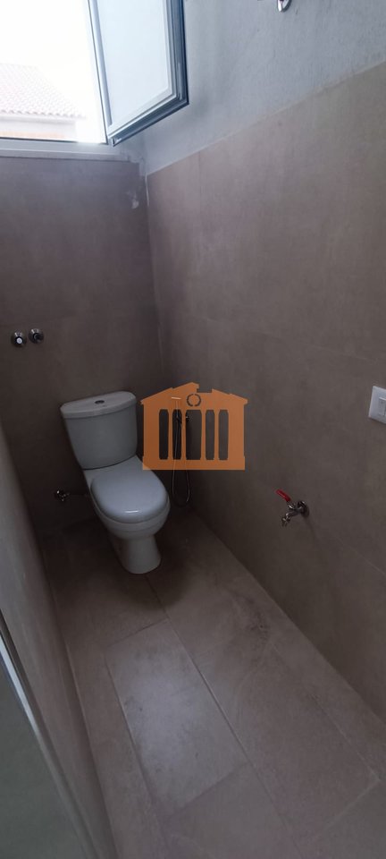 AMBIENT BIZNESI NE HYRJE TE DURRESIT, PER QIRA !