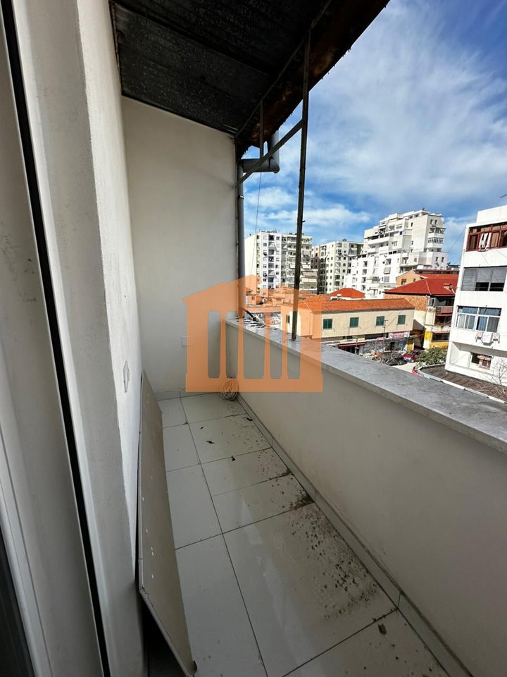 APARTAMENT 2+1 PRANE QENDRES SE DURRESIT, PER SHITJE !