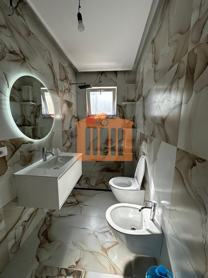 APARTAMENT 2+1 PRANE QENDRES SE DURRESIT, PER SHITJE !