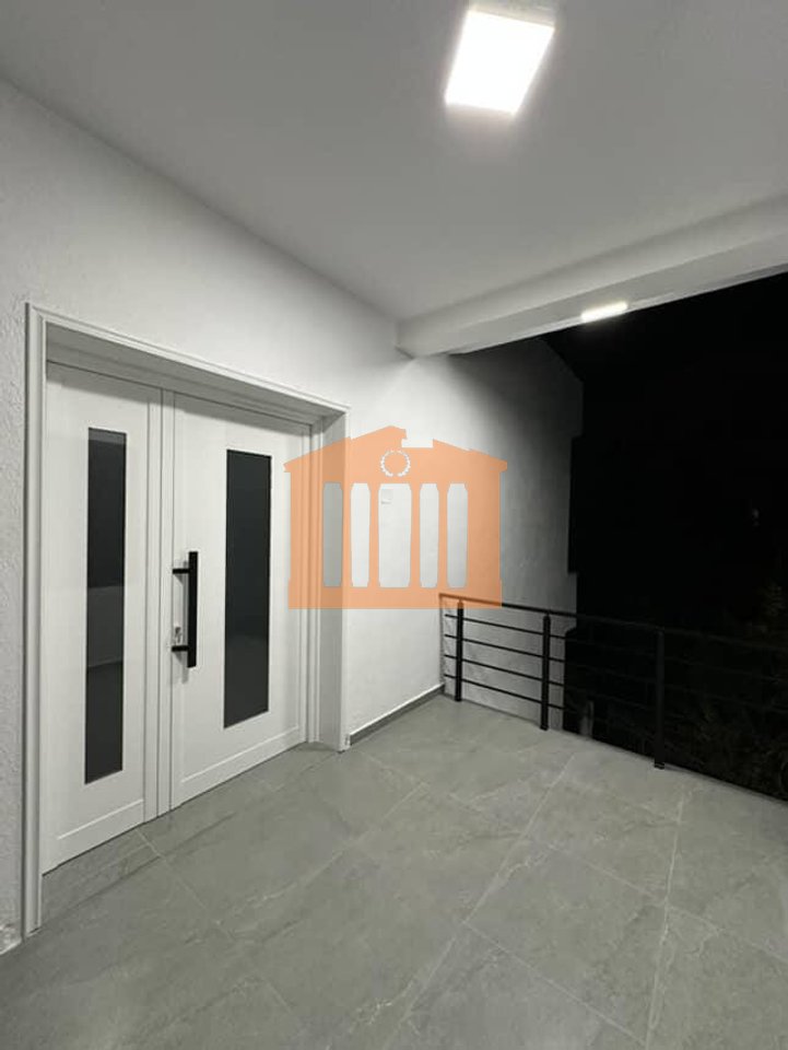 VILE TRE KATESHE TE SHKEMBI I KAVAJES, PER SHITJE!