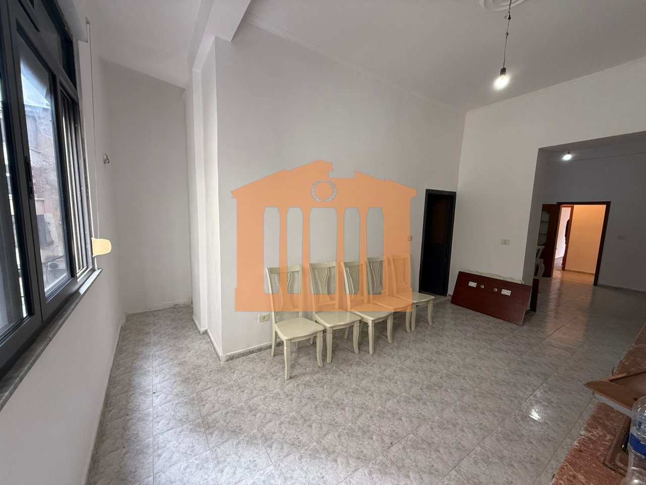 AMBIENT BIZNESI PRANE QENDRES SE DURRESIT, PER QIRA !