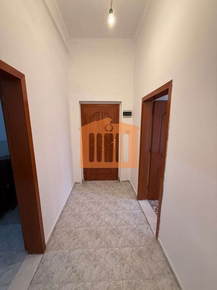 AMBIENT BIZNESI PRANE QENDRES SE DURRESIT, PER QIRA !